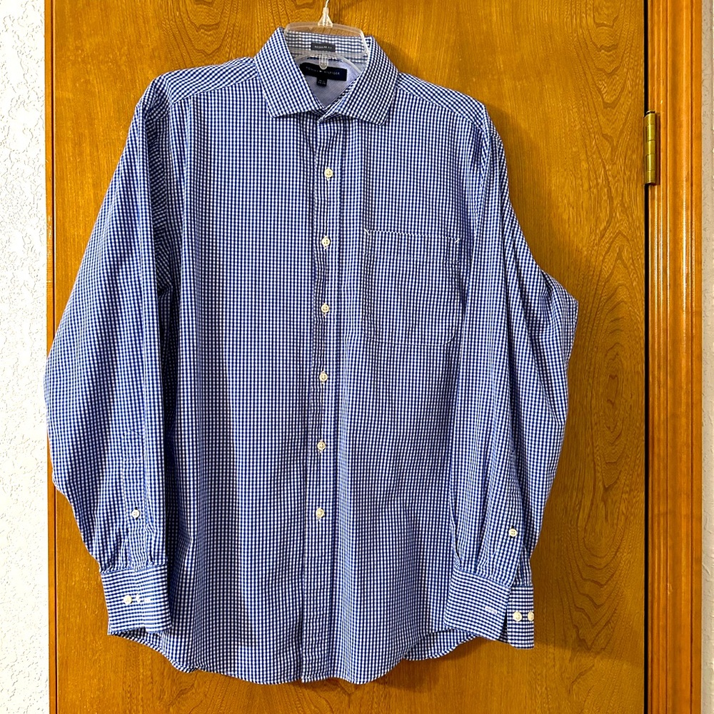 Tommy Hilfiger Mens Dress shirt 15
1/2 34-35. Cotton 100%. Preowned great shape